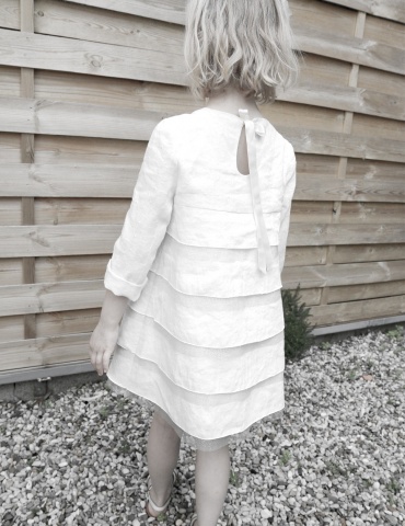 Robe Petite Fée réalisée dans dans un lin plumetis blanc France Duval Stalla, vue de dos